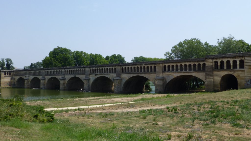 http://www.tonyco.net/pictures/Family_trip_2015/Canal_du_Midi_Beziers/orbaqueduct2.jpg