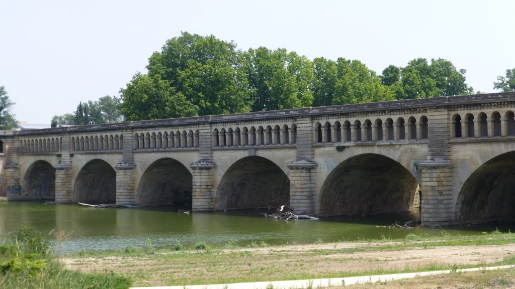 http://www.tonyco.net/pictures/Family_trip_2015/Canal_du_Midi_Beziers/orbaqueduct3.jpg