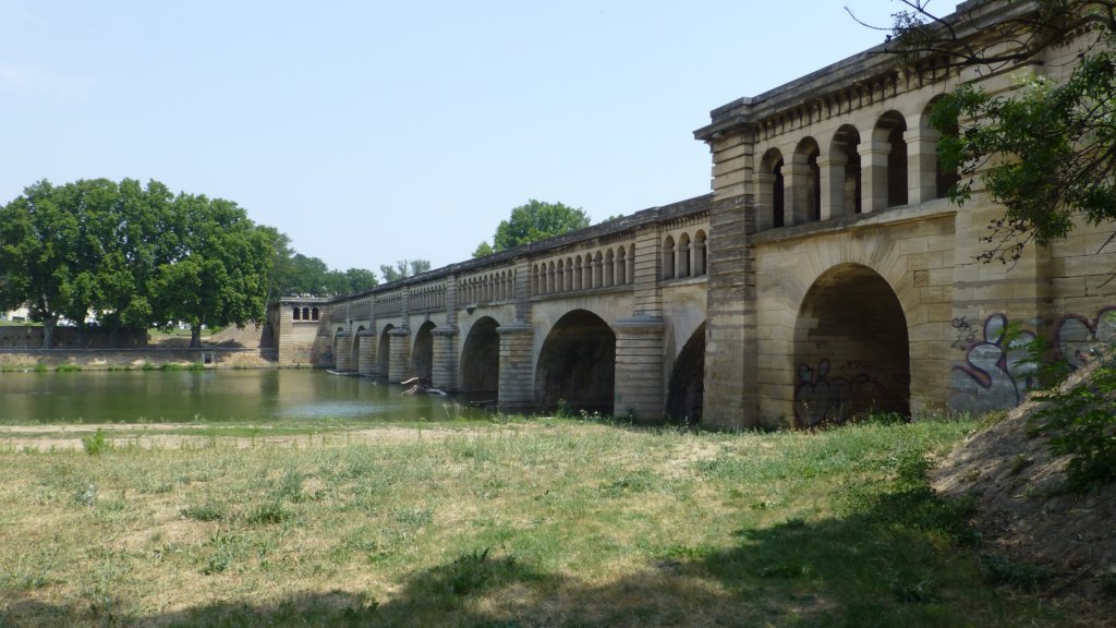 http://www.tonyco.net/pictures/Family_trip_2015/Canal_du_Midi_Beziers/orbaqueduct4.jpg