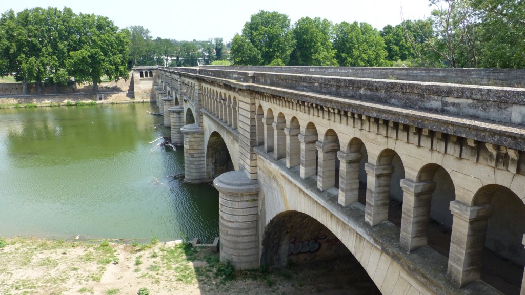 http://www.tonyco.net/pictures/Family_trip_2015/Canal_du_Midi_Beziers/orbaqueduct6.jpg