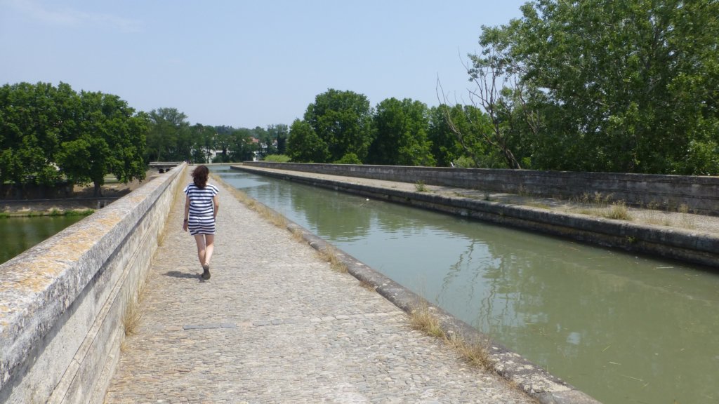 http://www.tonyco.net/pictures/Family_trip_2015/Canal_du_Midi_Beziers/orbaqueduct7.jpg