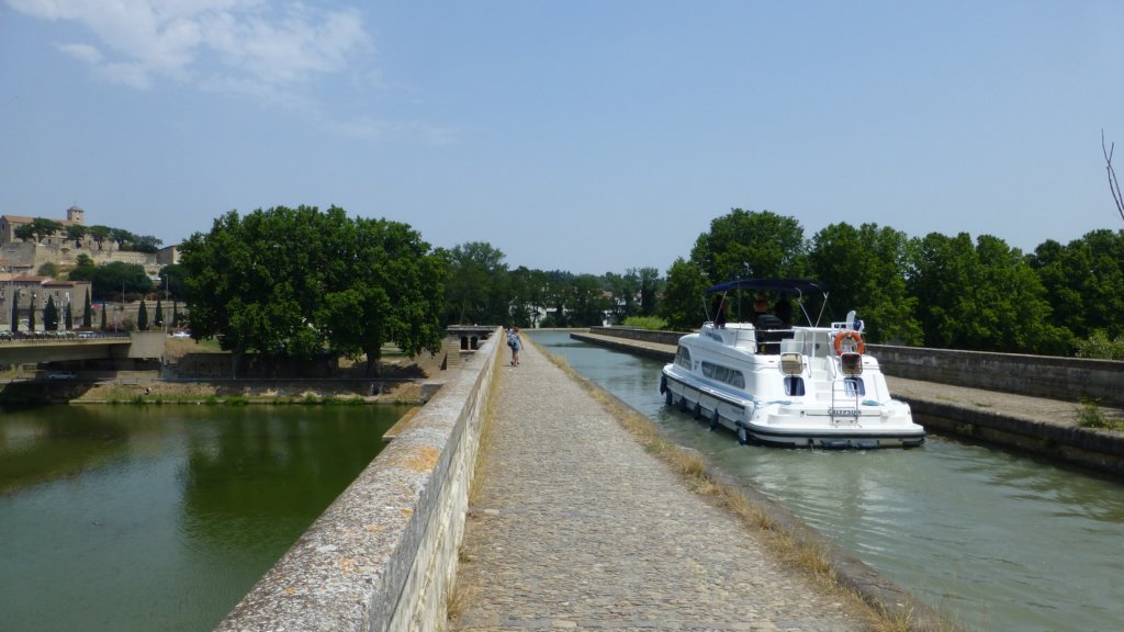 http://www.tonyco.net/pictures/Family_trip_2015/Canal_du_Midi_Beziers/orbaqueduct8.jpg