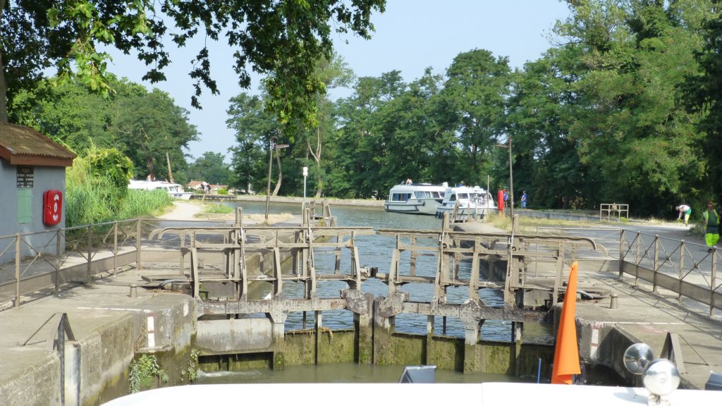 http://www.tonyco.net/pictures/Family_trip_2015/Canal_du_Midi_Beziers/photo11.jpg