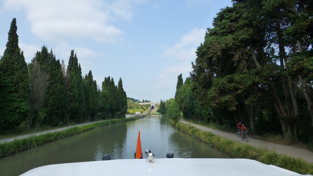 http://www.tonyco.net/pictures/Family_trip_2015/Canal_du_Midi_Beziers/photo16.jpg