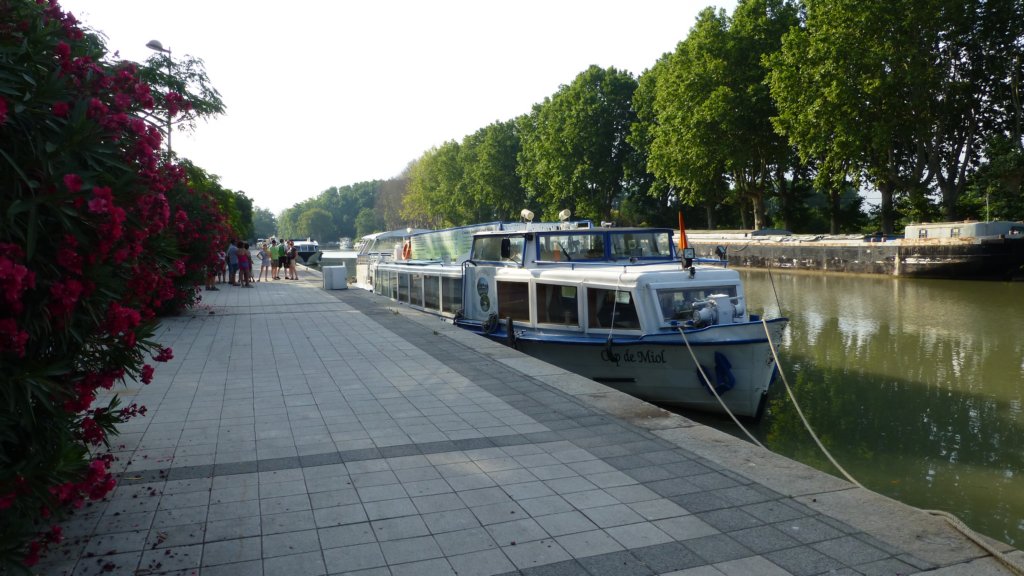 http://www.tonyco.net/pictures/Family_trip_2015/Canal_du_Midi_Beziers/photo2.jpg