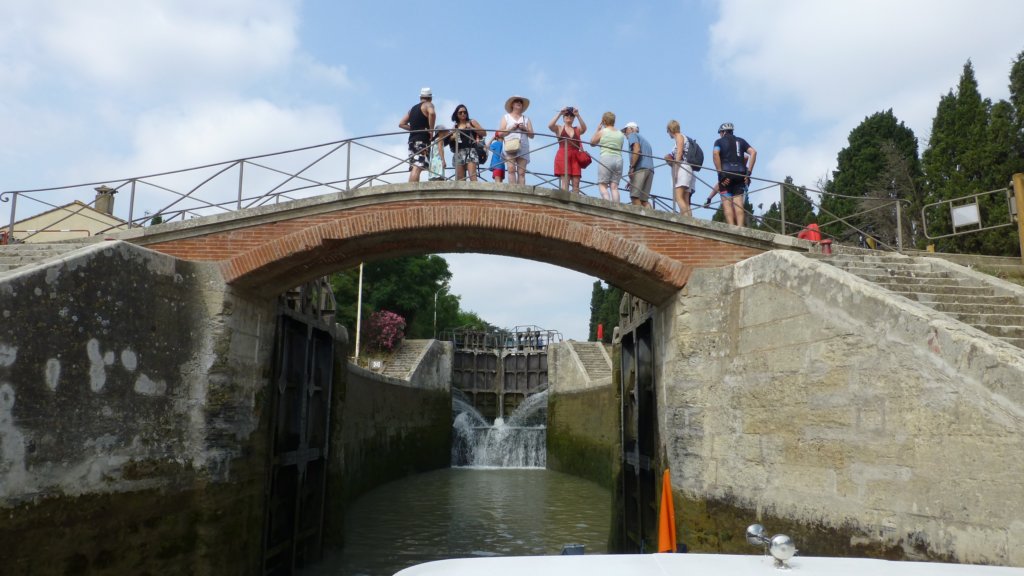 http://www.tonyco.net/pictures/Family_trip_2015/Canal_du_Midi_Beziers/photo24.jpg