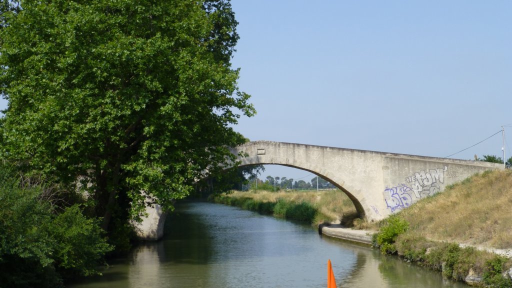 http://www.tonyco.net/pictures/Family_trip_2015/Canal_du_Midi_Beziers/photo32.jpg