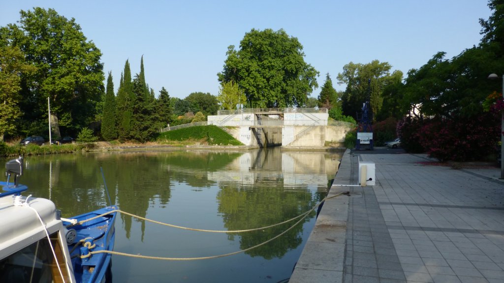 http://www.tonyco.net/pictures/Family_trip_2015/Canal_du_Midi_Beziers/photo4.jpg