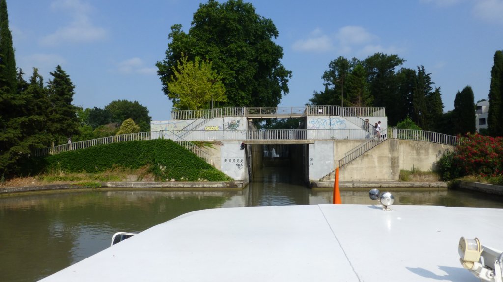 http://www.tonyco.net/pictures/Family_trip_2015/Canal_du_Midi_Beziers/photo5.jpg