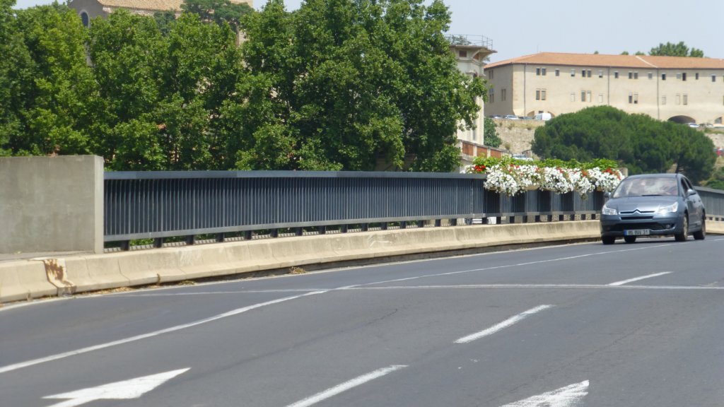 http://www.tonyco.net/pictures/Family_trip_2015/Canal_du_Midi_Beziers/photo56.jpg