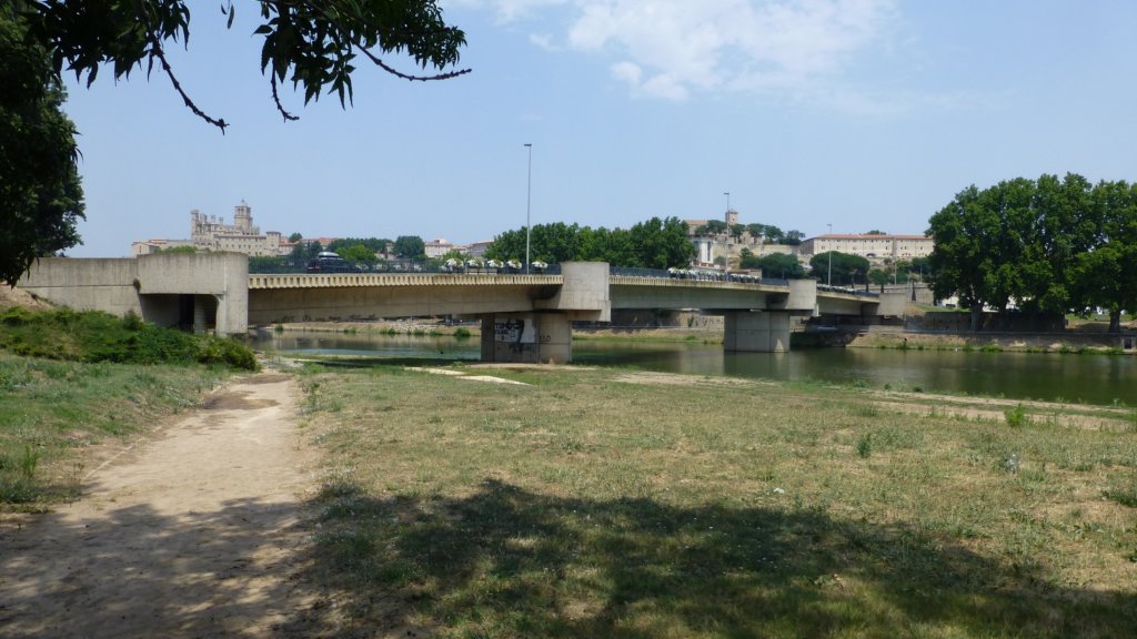 http://www.tonyco.net/pictures/Family_trip_2015/Canal_du_Midi_Beziers/photo57.jpg