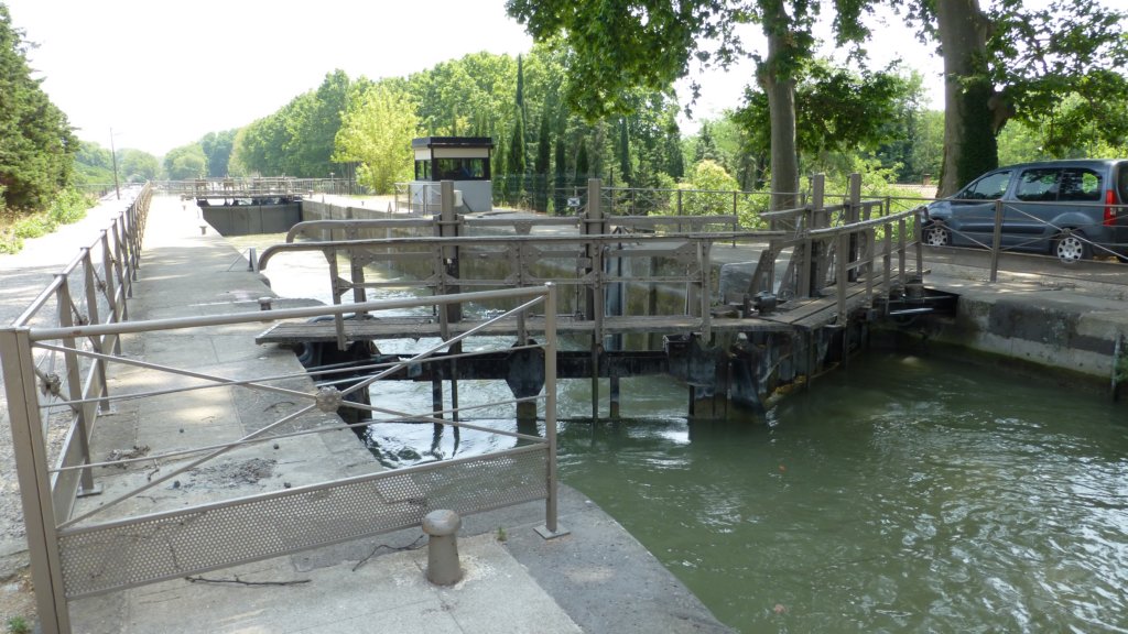 http://www.tonyco.net/pictures/Family_trip_2015/Canal_du_Midi_Beziers/photo64.jpg