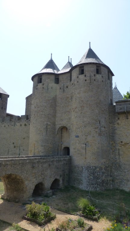 http://www.tonyco.net/pictures/Family_trip_2015/Carcassonne/lechateaucomtal.jpg
