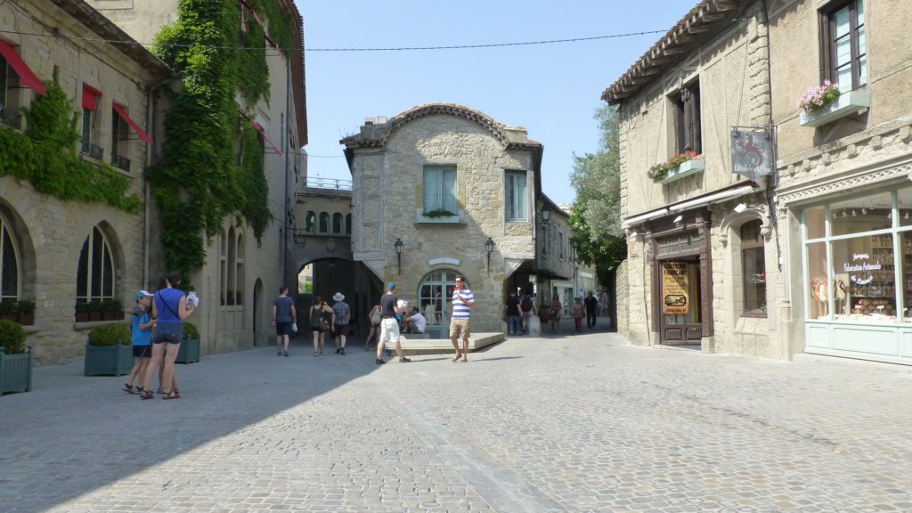 http://www.tonyco.net/pictures/Family_trip_2015/Carcassonne/photo76.jpg
