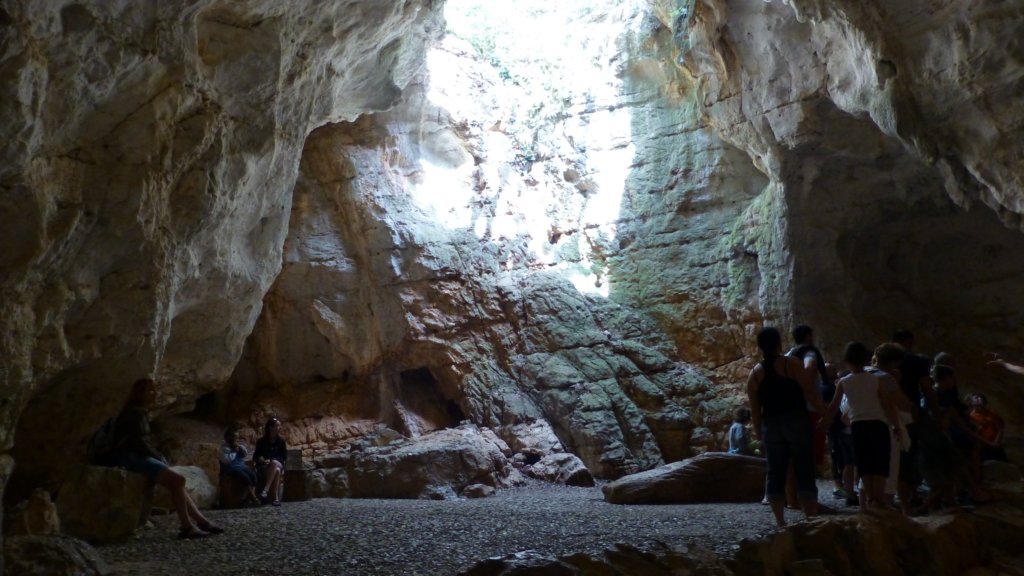 http://www.tonyco.net/pictures/Family_trip_2015/La_Grotte_des_Demoiselles/photo12.jpg