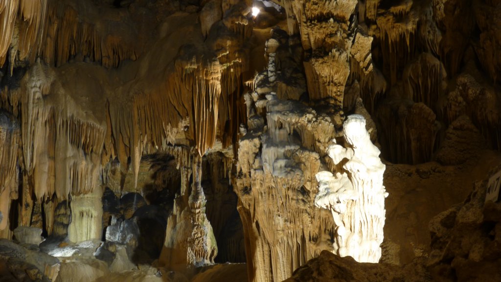 http://www.tonyco.net/pictures/Family_trip_2015/La_Grotte_des_Demoiselles/photo14.jpg