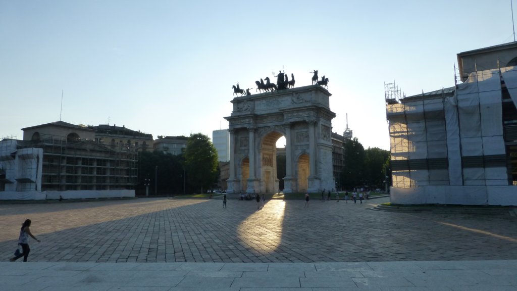 http://www.tonyco.net/pictures/Family_trip_2015/Milano/arcodellapace.jpg