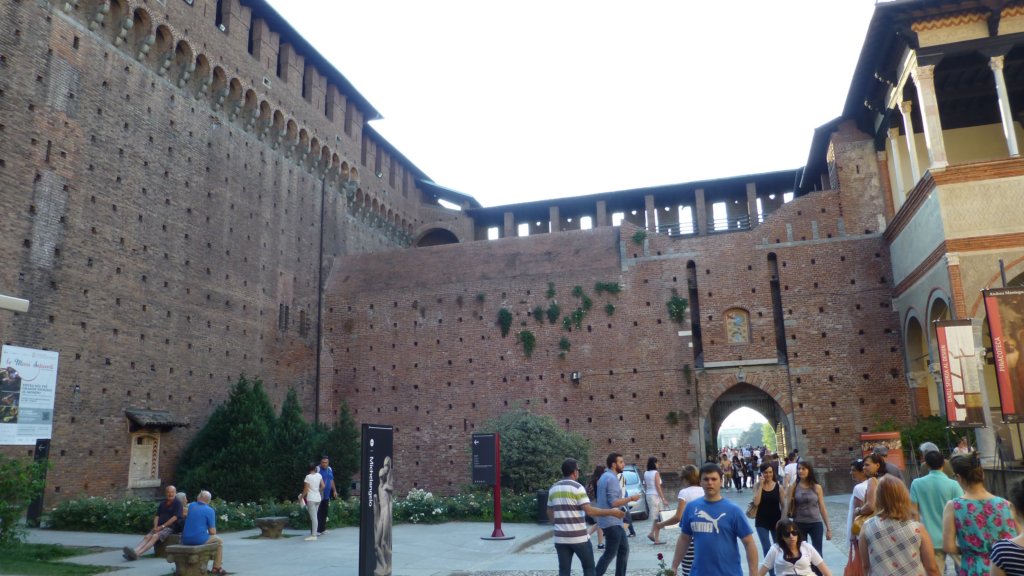 http://www.tonyco.net/pictures/Family_trip_2015/Milano/castellosforzesco6.jpg