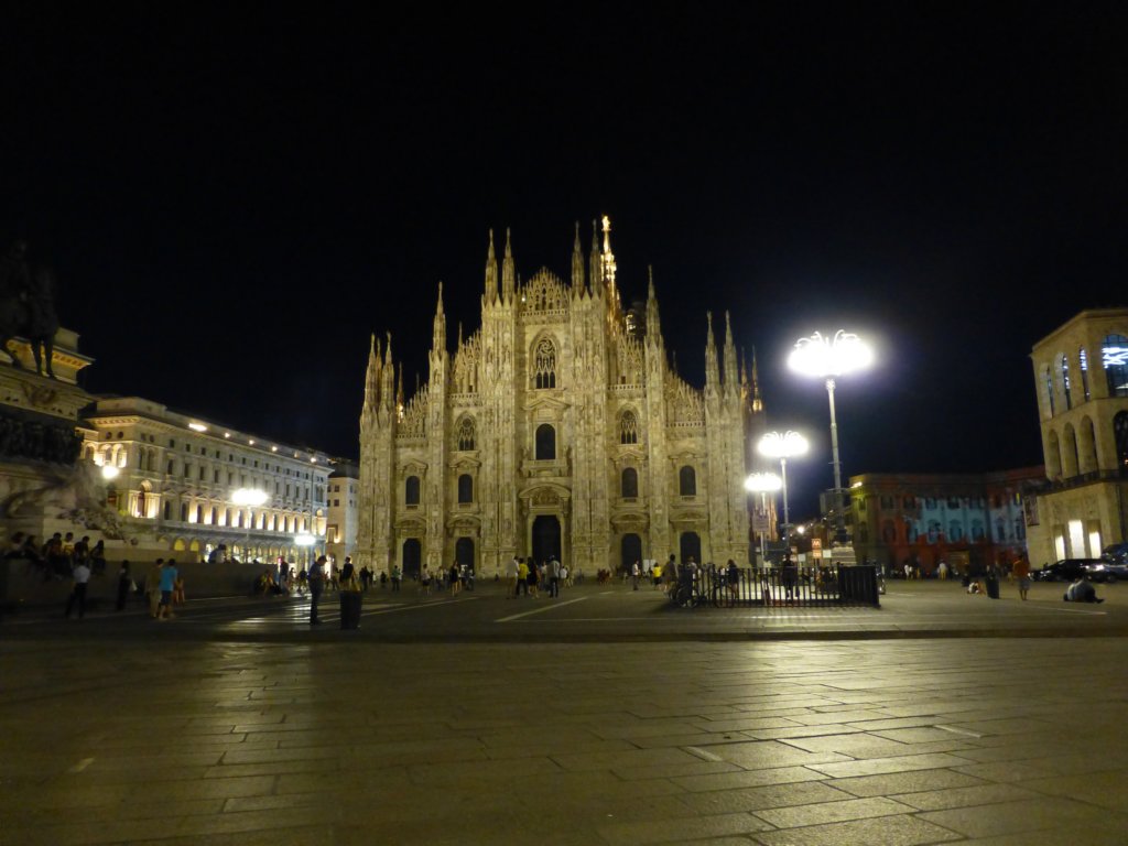 http://www.tonyco.net/pictures/Family_trip_2015/Milano/duomodimilano4.jpg