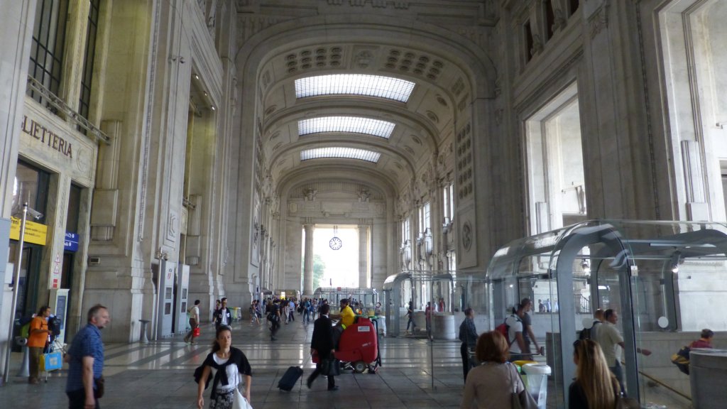 http://www.tonyco.net/pictures/Family_trip_2015/Milano/milanocenrale9.jpg