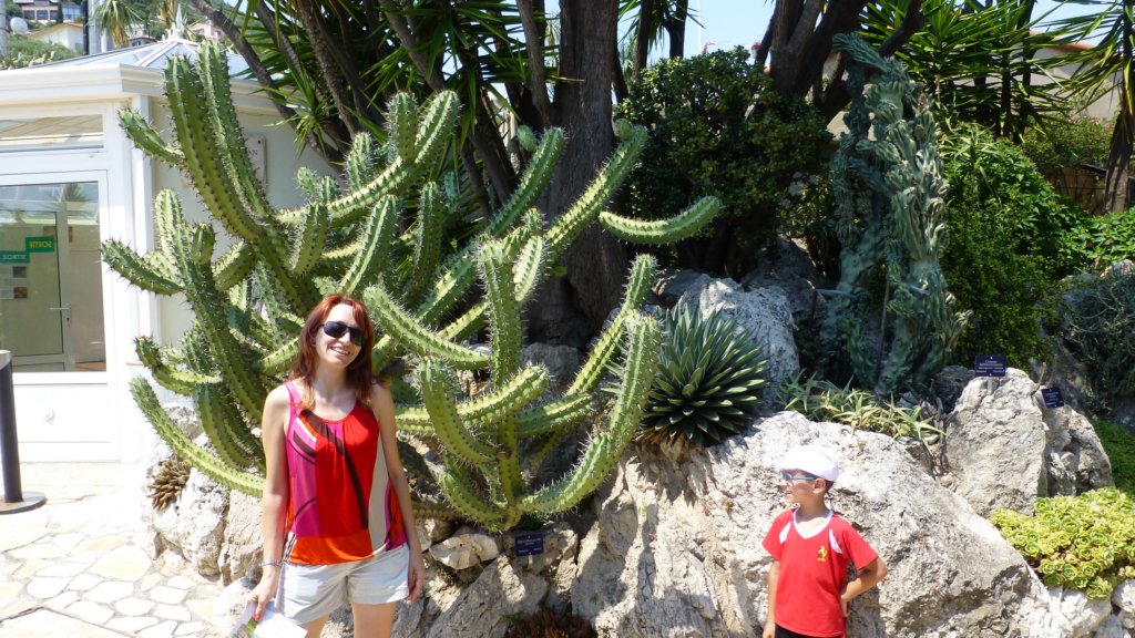 http://www.tonyco.net/pictures/Family_trip_2015/Monaco/jardinexotiquedemonaco10.jpg