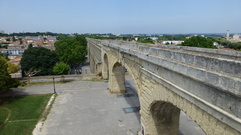 http://www.tonyco.net/pictures/Family_trip_2015/Montpellier/aqueducdesarceaux3.jpg