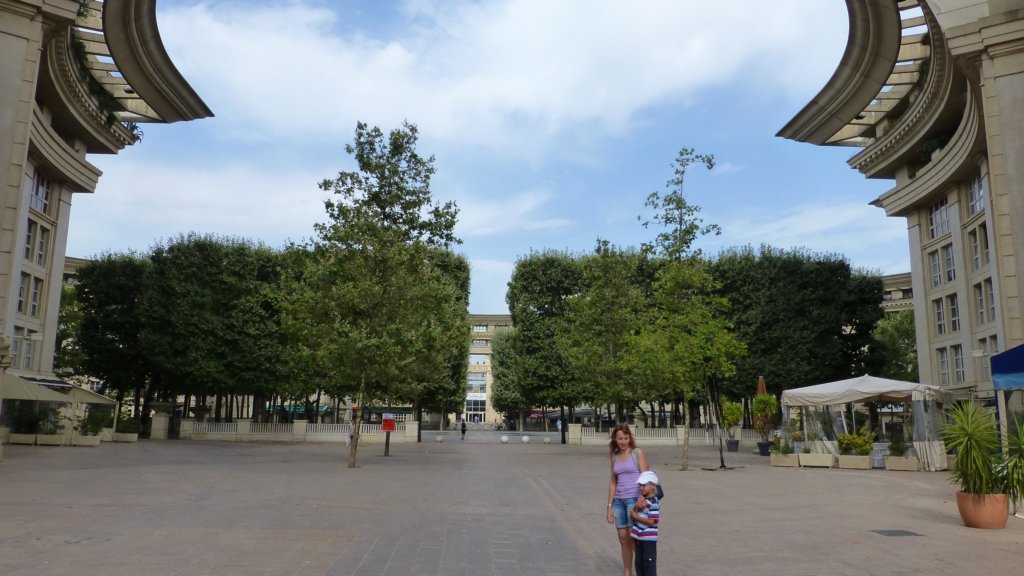 http://www.tonyco.net/pictures/Family_trip_2015/Montpellier/placedunombredor3.jpg