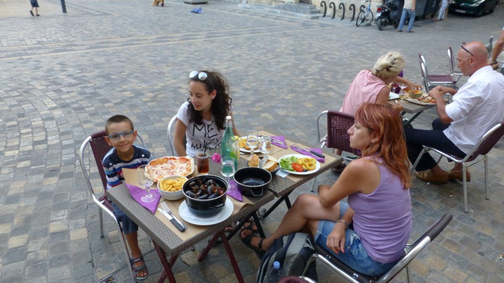 http://www.tonyco.net/pictures/Family_trip_2015/Narbonne/placedelhoteldeville4.jpg