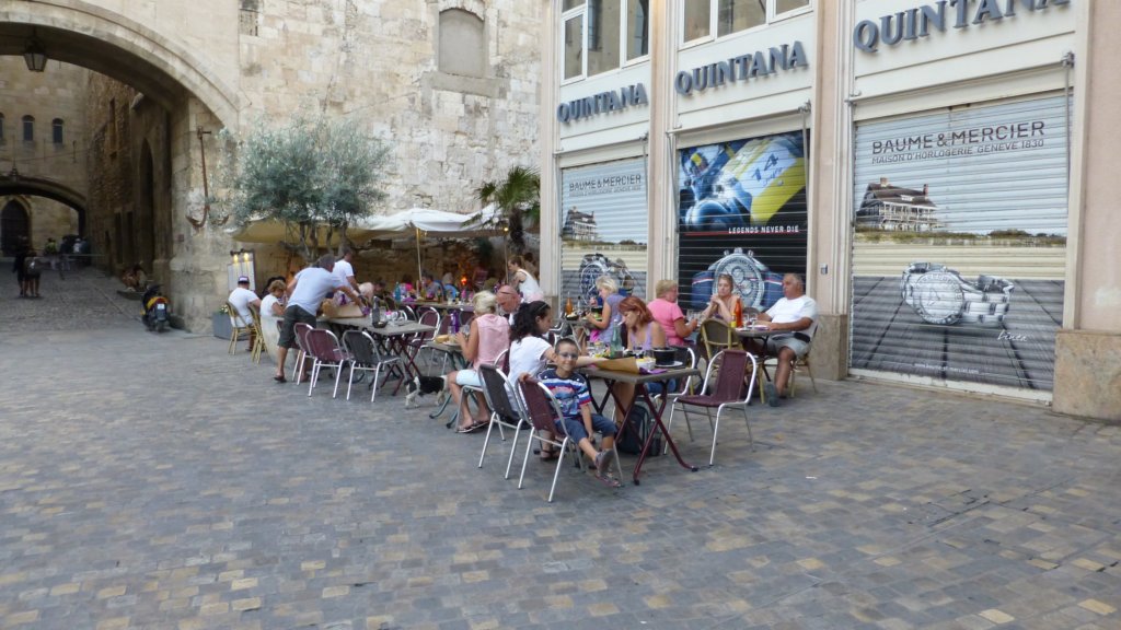 http://www.tonyco.net/pictures/Family_trip_2015/Narbonne/placedelhoteldeville5.jpg