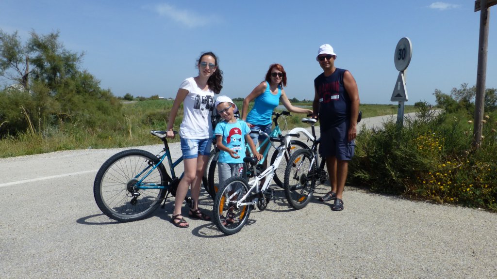 http://www.tonyco.net/pictures/Family_trip_2015/Rhone_River_delta_Camargue/photo13.jpg