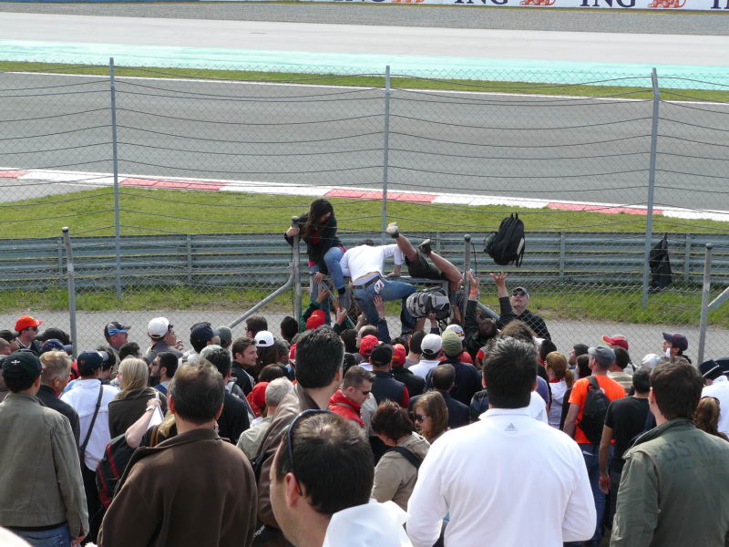 http://www.tonyco.net/pictures/Formula1_GP_Istanbul_Park_11_05_2008/P1020169.JPG