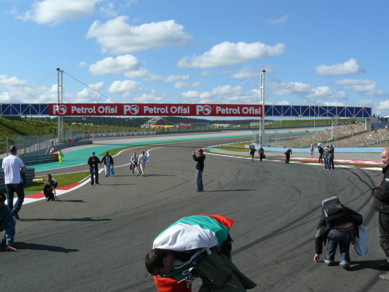 http://www.tonyco.net/pictures/Formula1_GP_Istanbul_Park_11_05_2008/P1020177.JPG