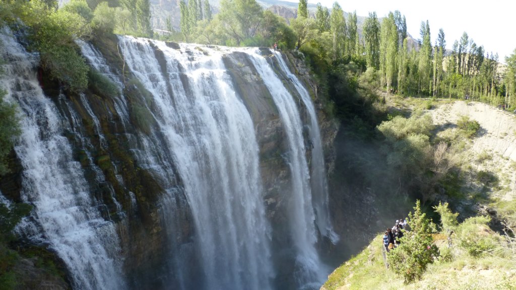 http://www.tonyco.net/pictures/Kavkaz/On_the_road_Turkey/tortum12.jpg