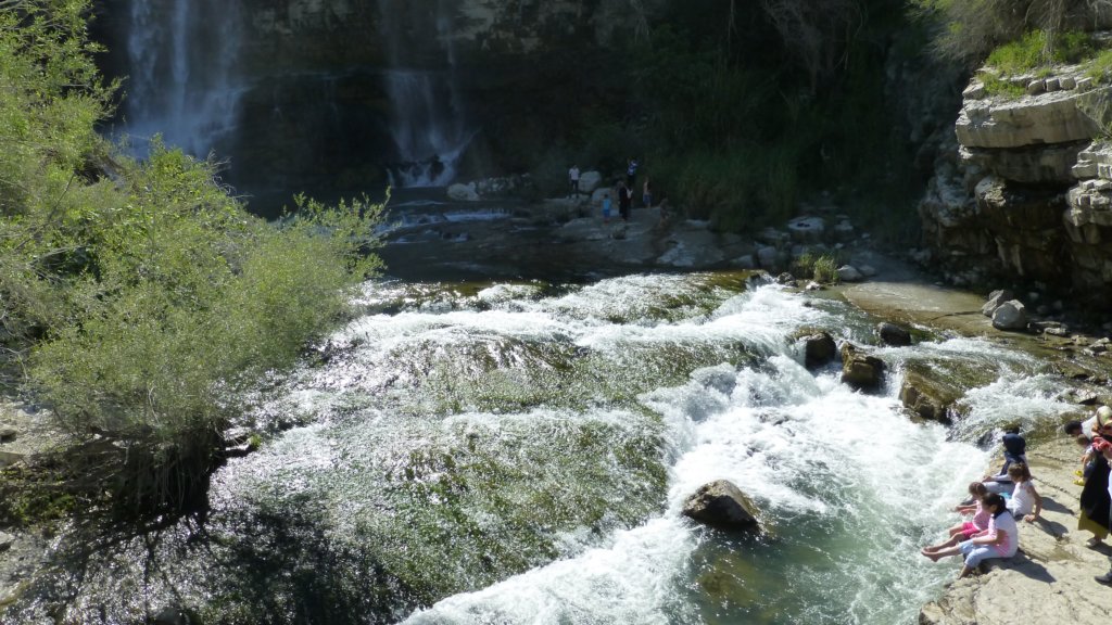 http://www.tonyco.net/pictures/Kavkaz/On_the_road_Turkey/tortum18.jpg