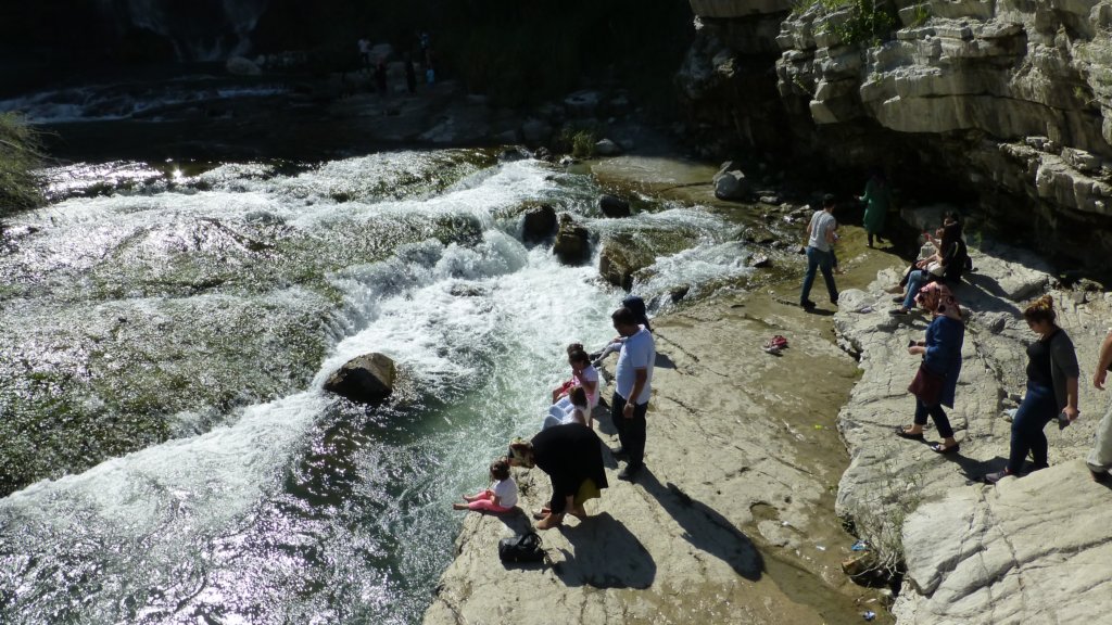 http://www.tonyco.net/pictures/Kavkaz/On_the_road_Turkey/tortum21.jpg