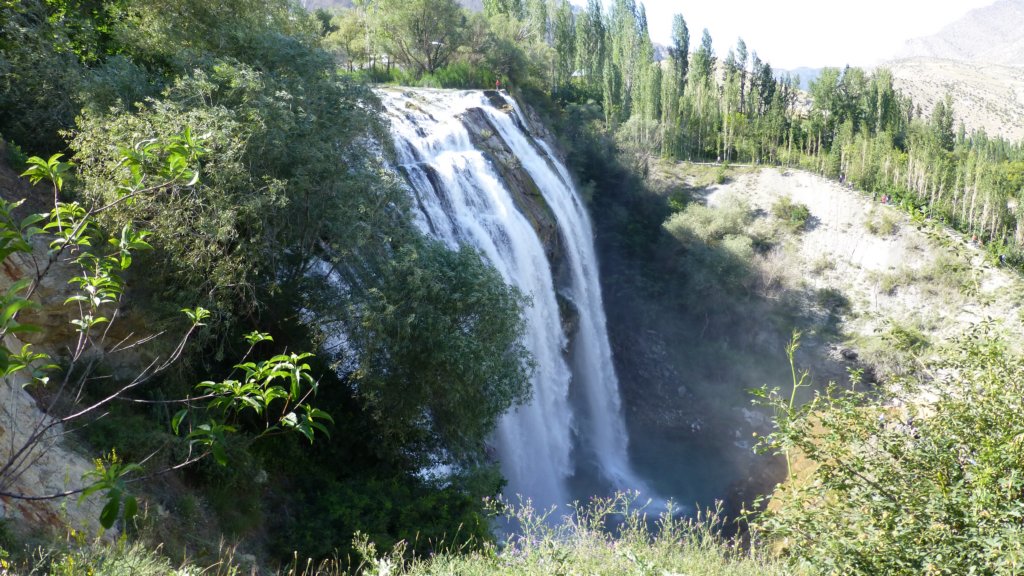 http://www.tonyco.net/pictures/Kavkaz/On_the_road_Turkey/tortum9.jpg