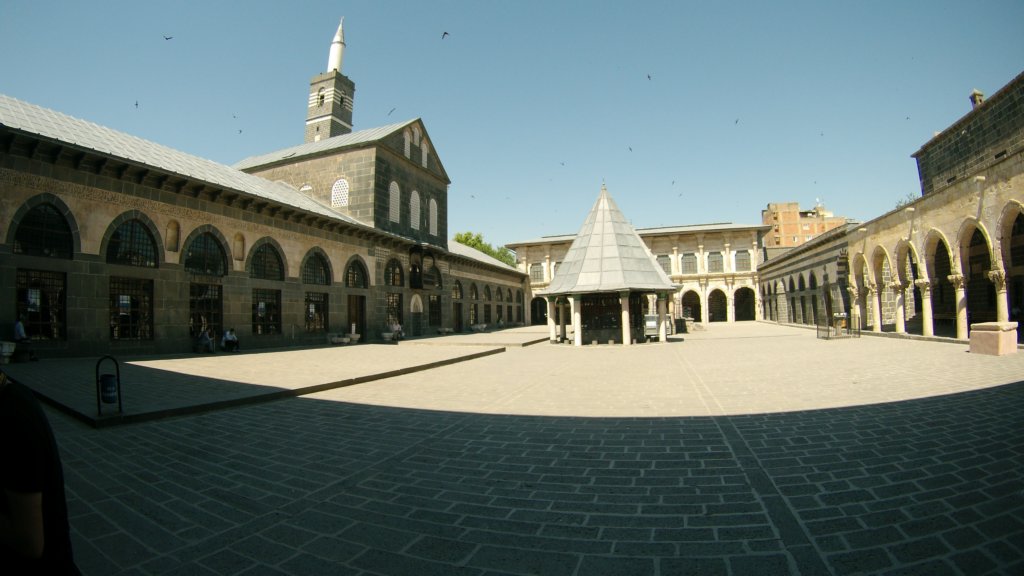 http://www.tonyco.net/pictures/Kurdistan_2017/Diyarbakir/ulucami.jpg