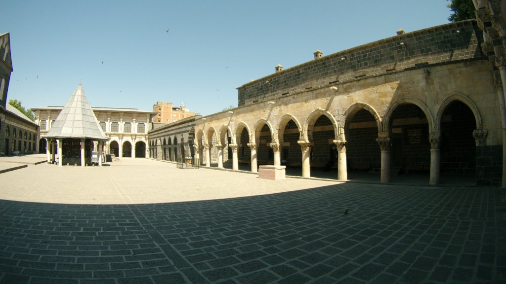 http://www.tonyco.net/pictures/Kurdistan_2017/Diyarbakir/ulucami2.jpg