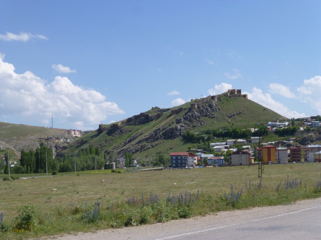 http://www.tonyco.net/pictures/Kurdistan_2017/On_the_road/bayburtkalesi.jpg