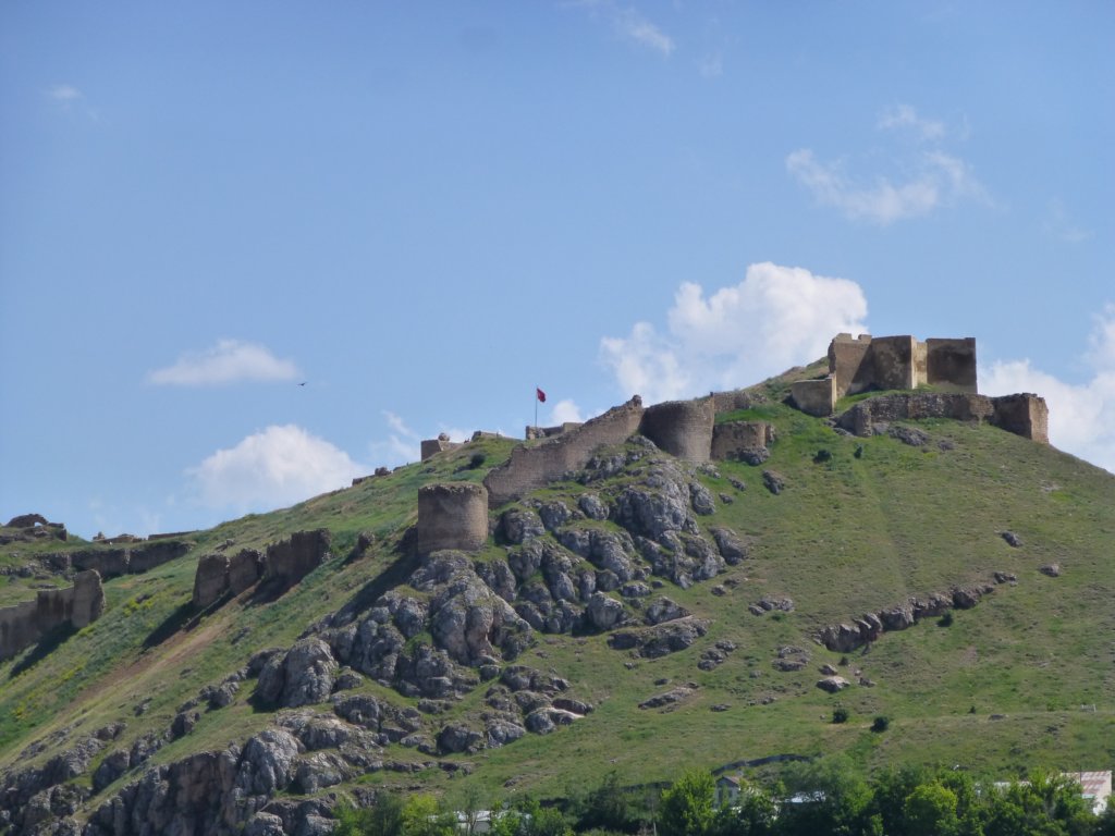 http://www.tonyco.net/pictures/Kurdistan_2017/On_the_road/bayburtkalesi2.jpg