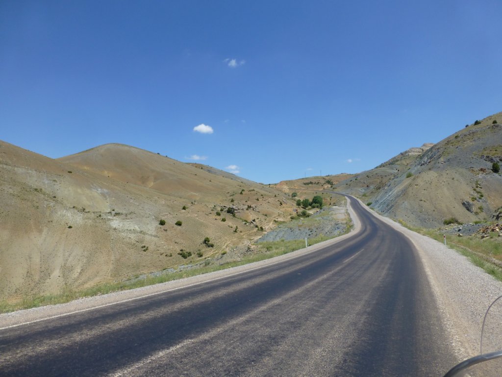 http://www.tonyco.net/pictures/Kurdistan_2017/On_the_road/divrigi10.jpg