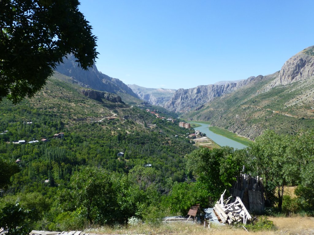 http://www.tonyco.net/pictures/Kurdistan_2017/On_the_road/emaliye4.jpg