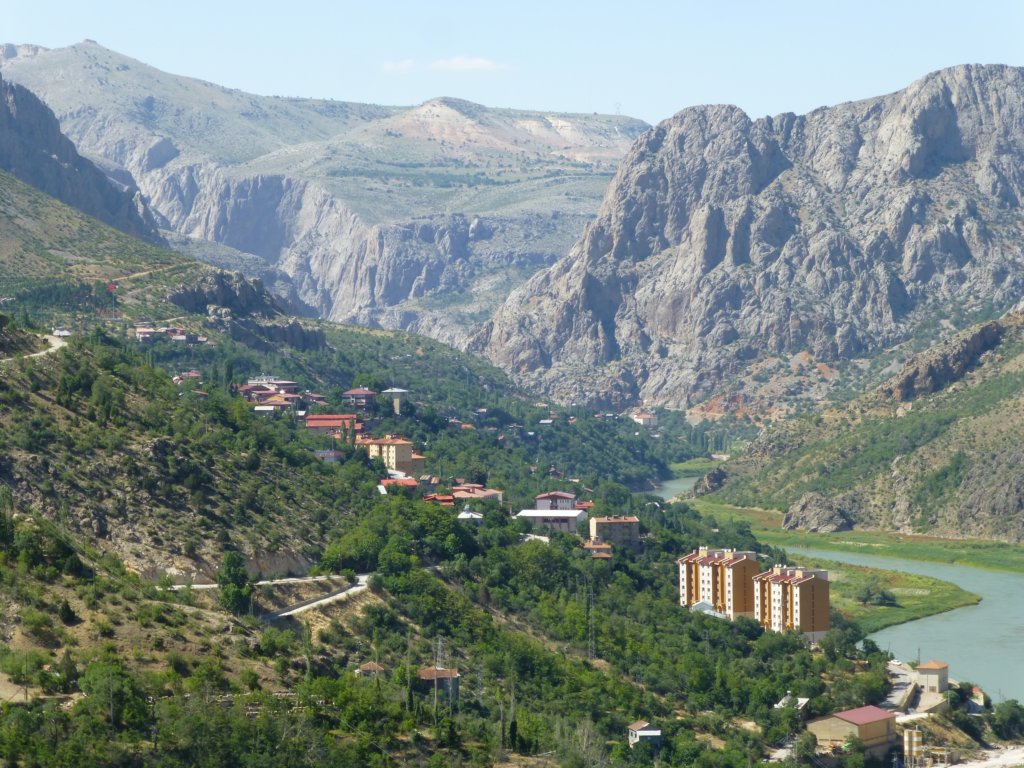 http://www.tonyco.net/pictures/Kurdistan_2017/On_the_road/emaliye5.jpg