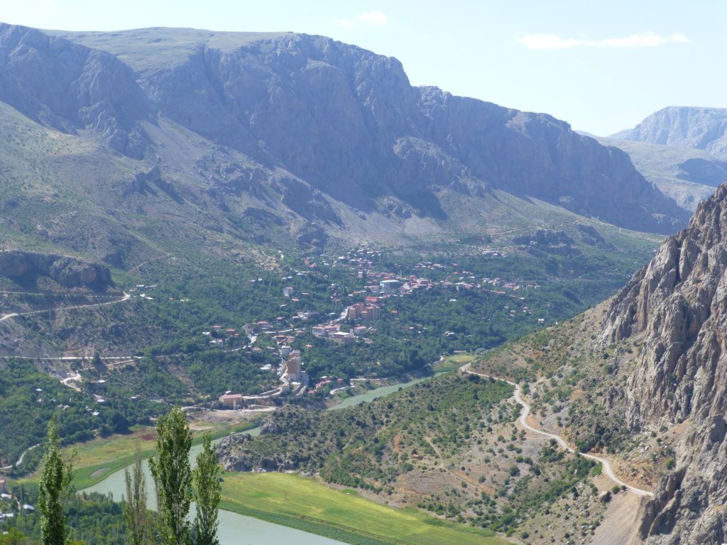 http://www.tonyco.net/pictures/Kurdistan_2017/On_the_road/emaliye8.jpg