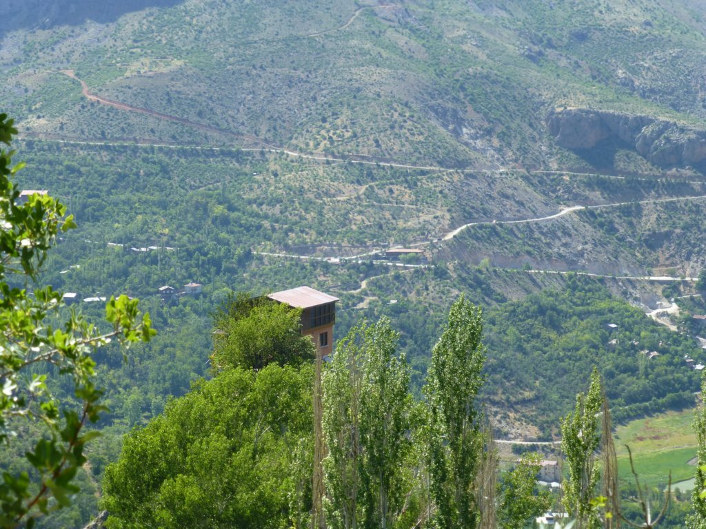 http://www.tonyco.net/pictures/Kurdistan_2017/On_the_road/emaliye9.jpg