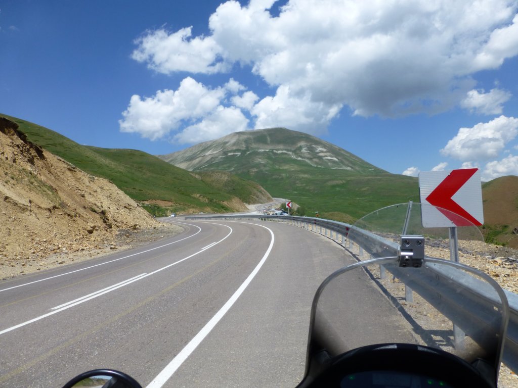 http://www.tonyco.net/pictures/Kurdistan_2017/On_the_road/karadenizkopdagidinlenmetesisleri.jpg