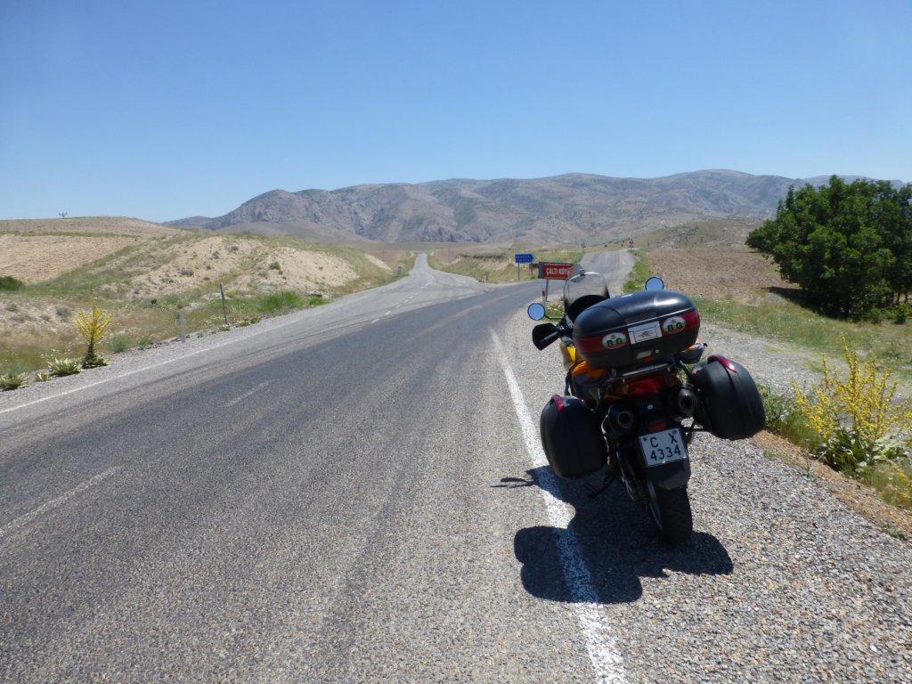 http://www.tonyco.net/pictures/Kurdistan_2017/On_the_road/kemaliyetasyolu.jpg