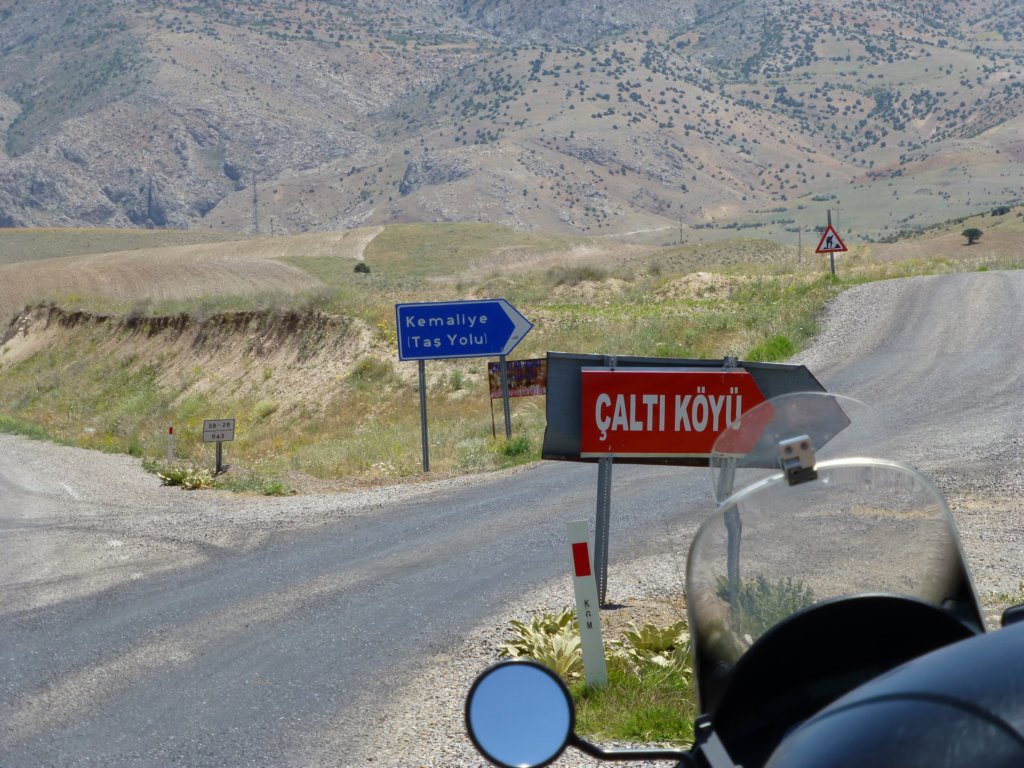 http://www.tonyco.net/pictures/Kurdistan_2017/On_the_road/kemaliyetasyolu2.jpg