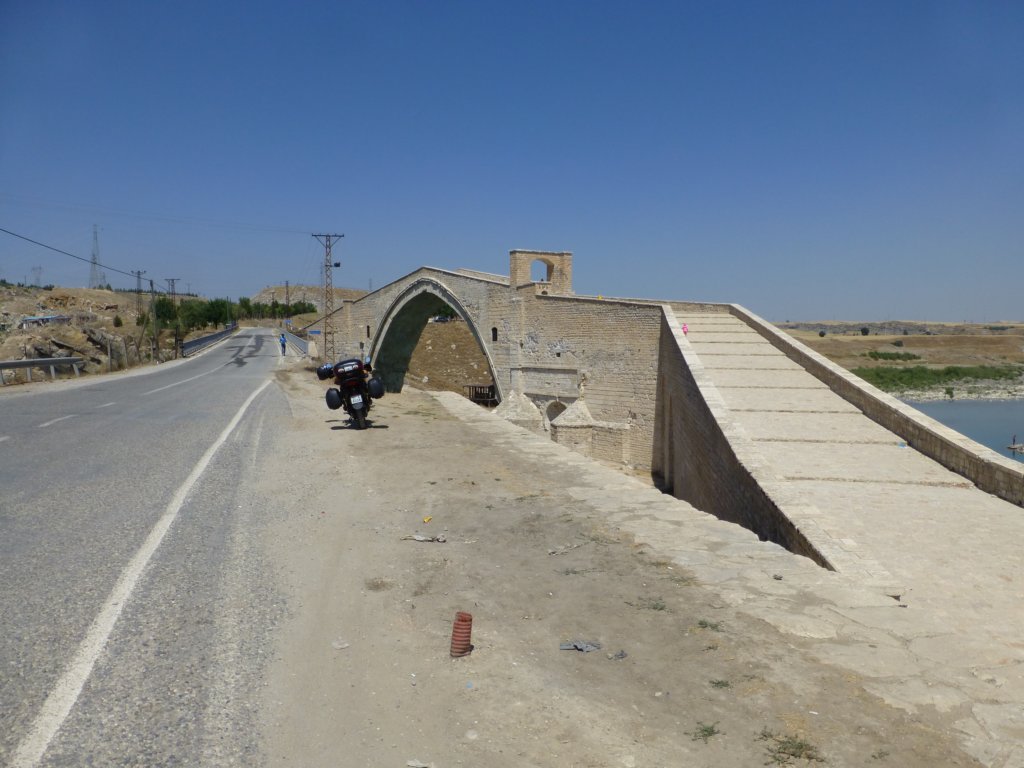 http://www.tonyco.net/pictures/Kurdistan_2017/On_the_road/malabadikprs.jpg