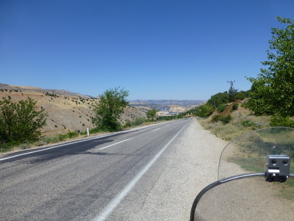 http://www.tonyco.net/pictures/Kurdistan_2017/On_the_road/nissibikprs.jpg